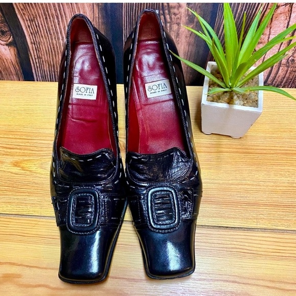 Elegant Black Heels with Buckle Detail - Picture 2 of 7